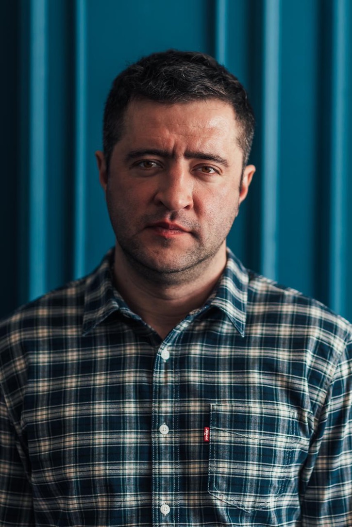 Николай Кондрашкин в повседневной рубашке